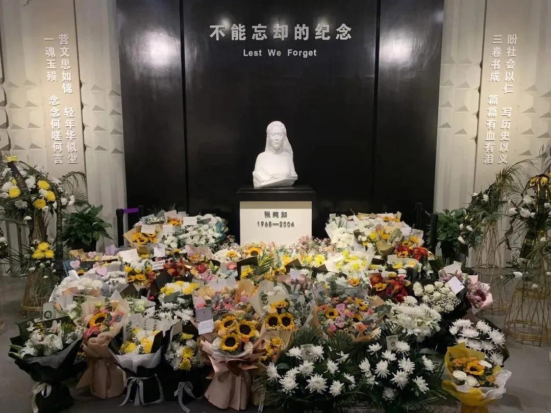 2004年，36岁的《南京大屠杀》作者张纯如被发现死在车内，世人以为她是自杀，直