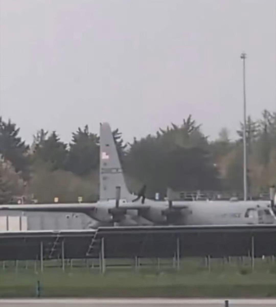 据多家媒体报道，当地时间2026年4月11日9:45，爱尔兰香农机场发生男子闯入