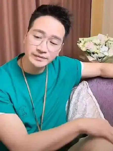 何晟铭拒演叔叔爹爹，50岁男星的角色困境！8月23日，演员何晟铭在直播中坦言，自