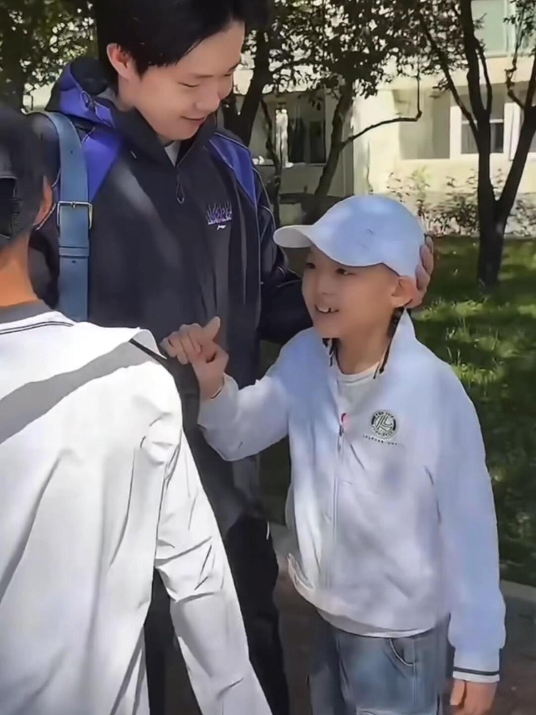 王皓俩儿子出镜率真高，小海苔和小海螺经常见到师父的俩儿子，真幸福！
摸头真的被可