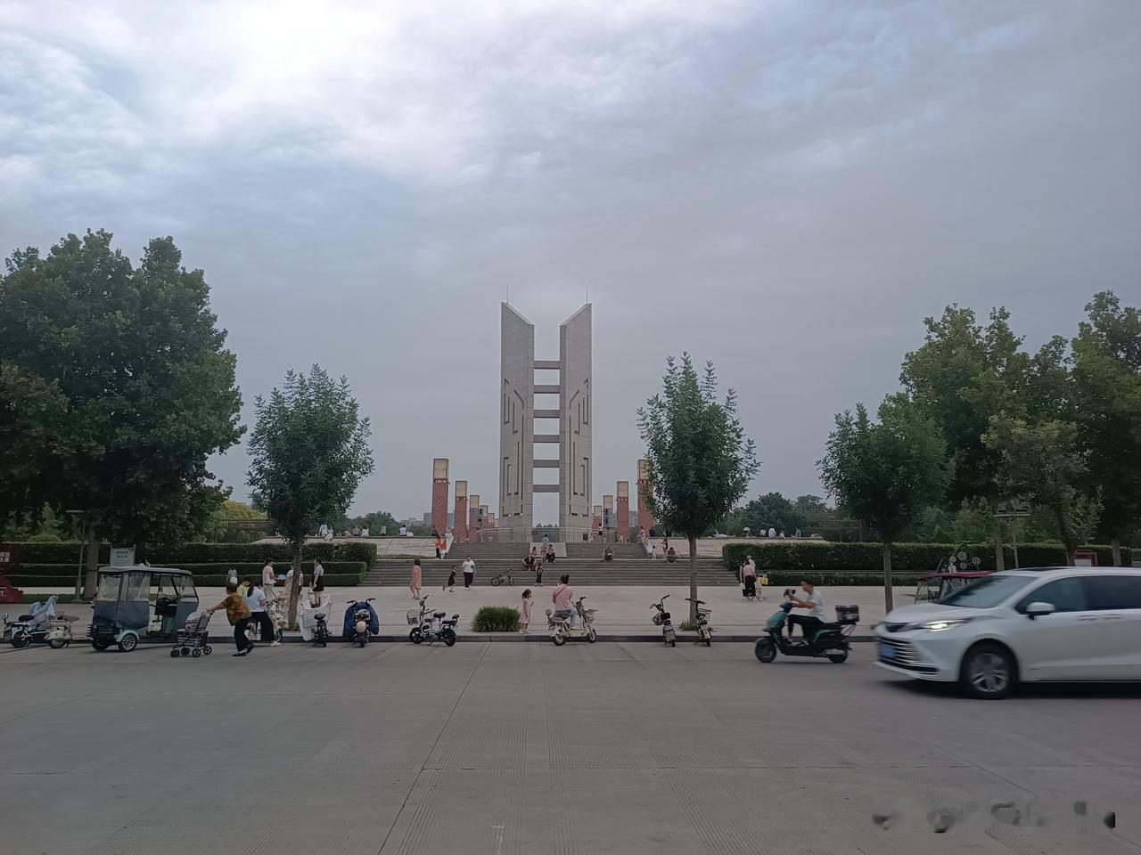 炎热夏日，傍晚时分，沙河市人民公园南广场成为人们喜欢的休闲娱乐打卡之处……
（图