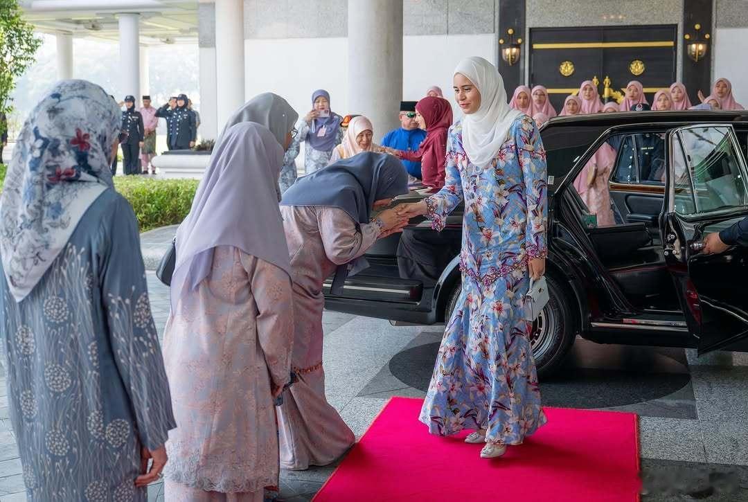 文莱王室 🇧🇳8月25日，莎拉王储妃和阿妮莎王妃、玛斯娜公主出席纪念伊斯兰教