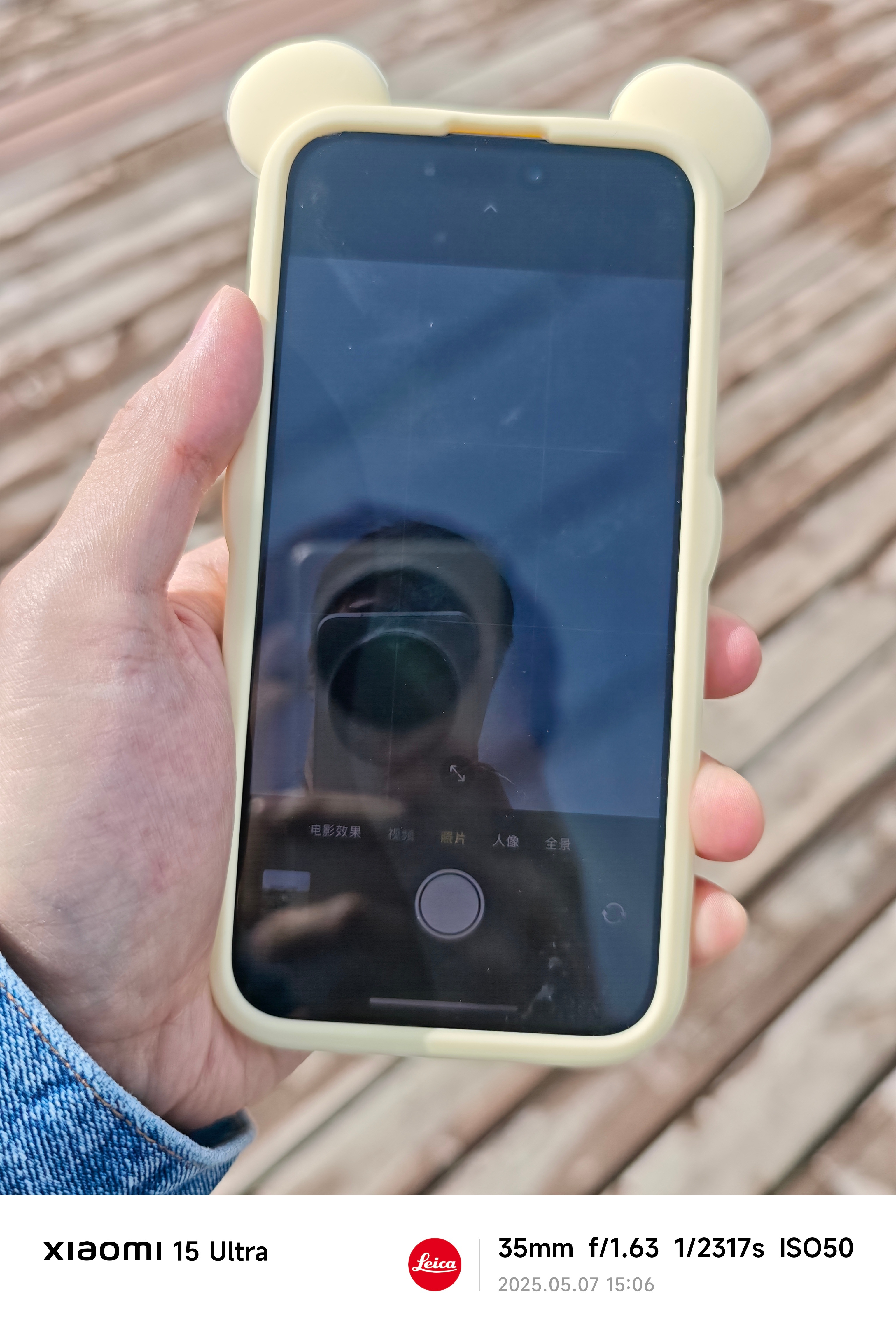 给我初中女家人朋友拍毕业照。在户外大太阳的场景下，iPhone 15 Pro M