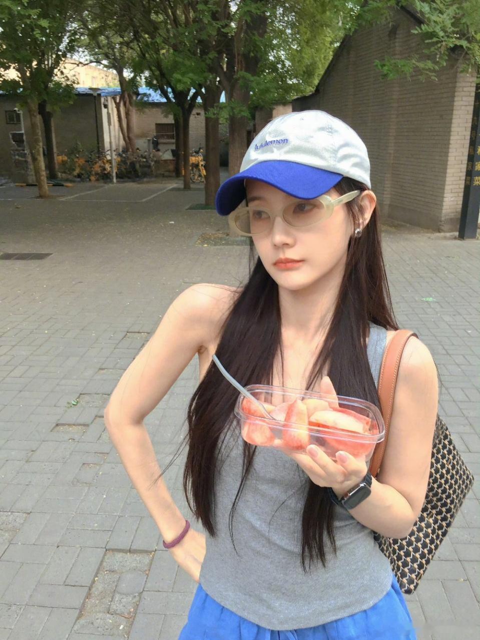 娱乐李一桐在室外拍照差点中暑的天水蜜桃来的我们李一桐 