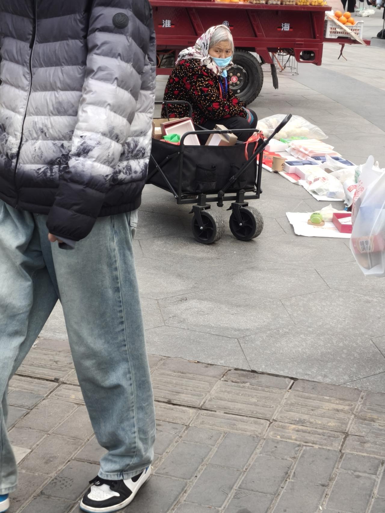 生活不是你我仅看到的，大年三十下午，街上行人稀少，脚步匆匆，这么老人还在摆摊。这
