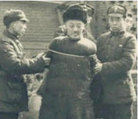 1946年，大汉奸万里浪被判处死刑，执法队长将他绑到刑架上，对着四肢各打一枪后，