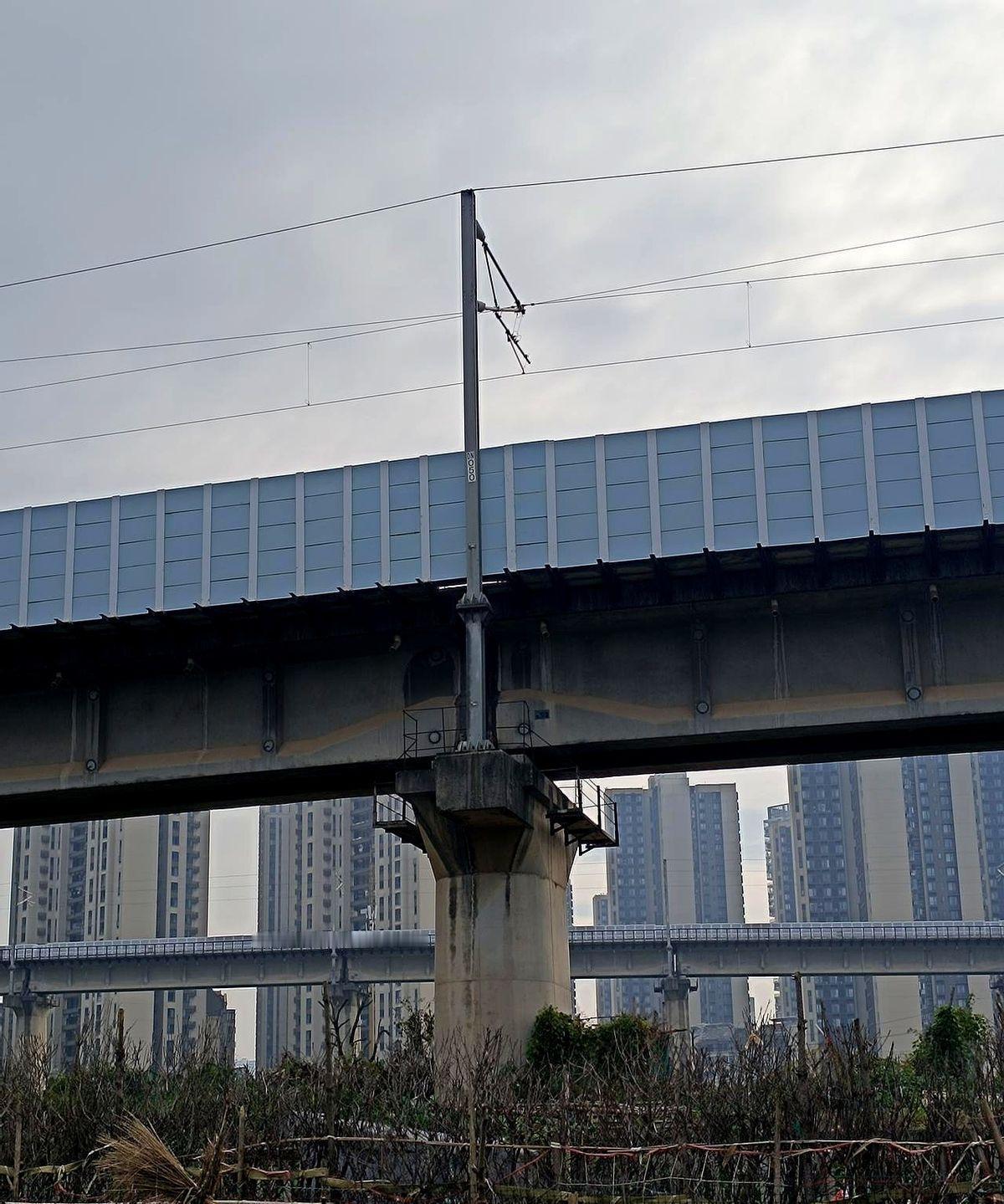 乌克兰总统泽连斯基带着无数民众的命运，在风暴里硬抗着战争漩涡，这事儿最近一直在网