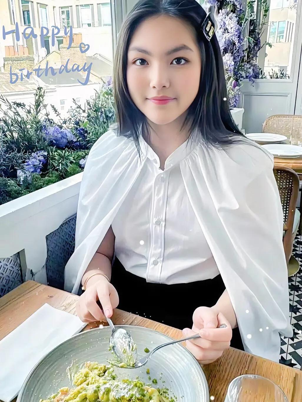 王诗龄真瘦了，吃的什么减脂餐啊这么管用，下巴尖好要命，这个脸型绝了，李湘这下真的