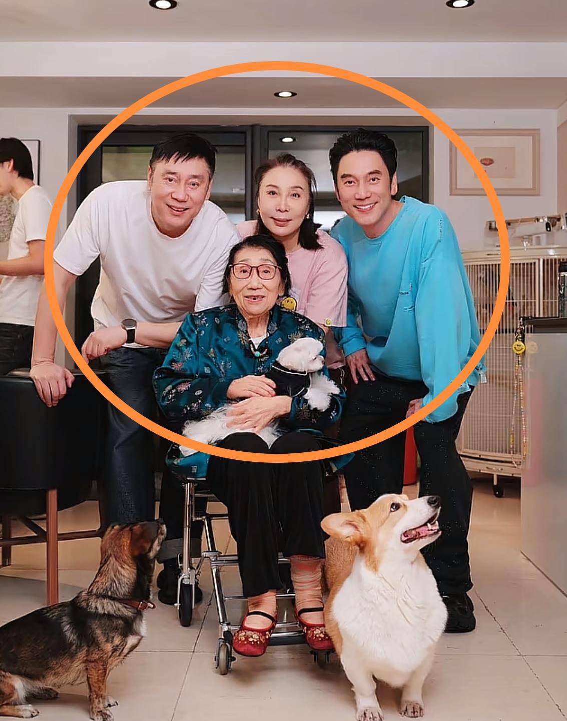 林依轮的全家福罕见曝光，一家子全是高颜值啊！

尤其是林依轮的哥哥，都60来岁的