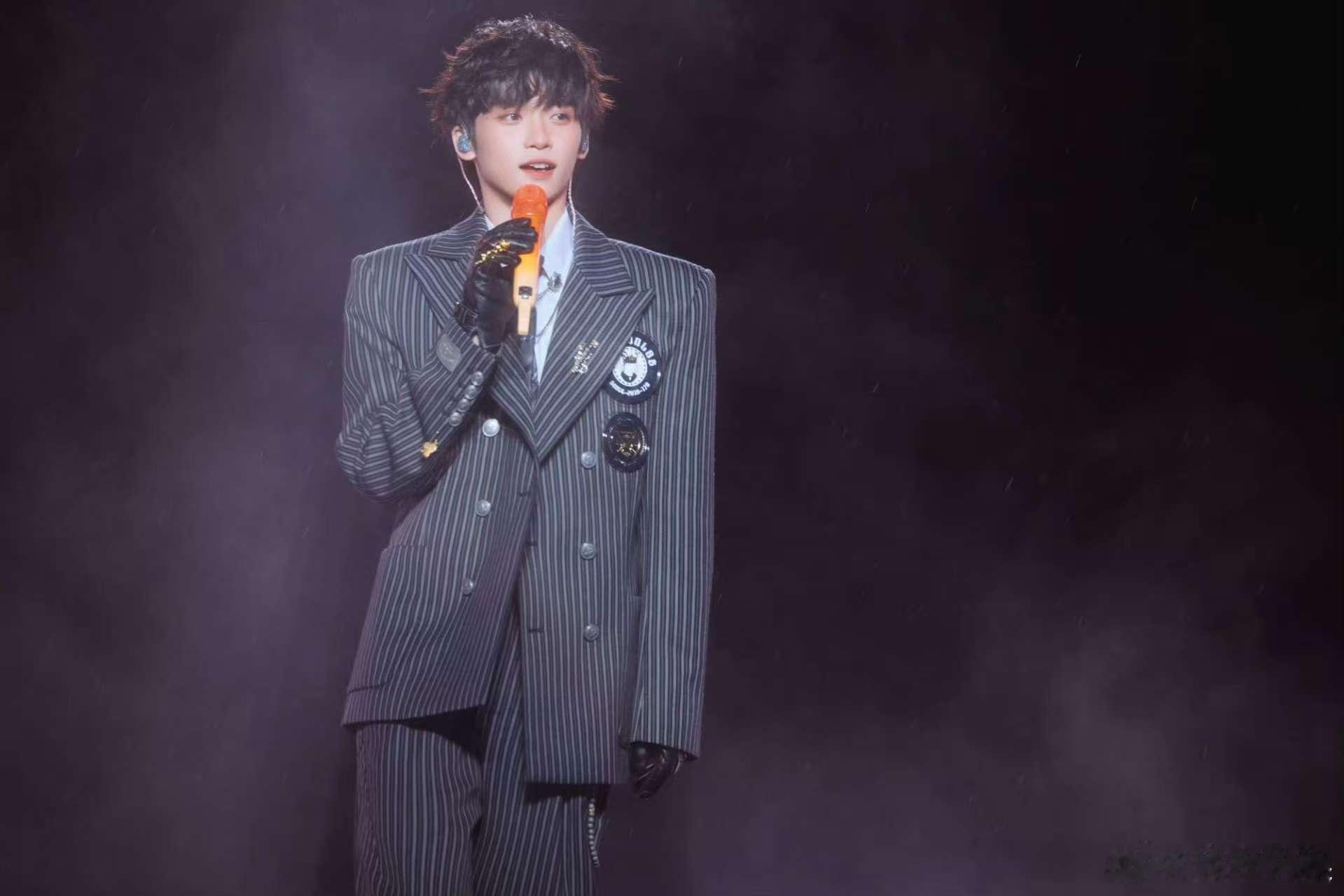 梓渝此刻定格美好梓渝大眼音乐节舞台照梓渝大眼音乐节舞台照，此刻定格美好，[流鼻血