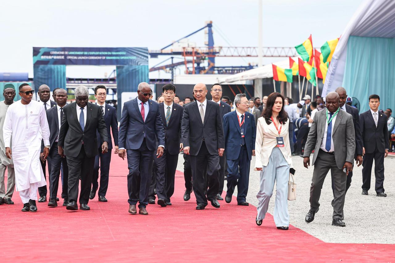 “巨无霸”来了！
前天，有中资企业宝武集团、中铝、山东魏桥参股，总投资232亿美