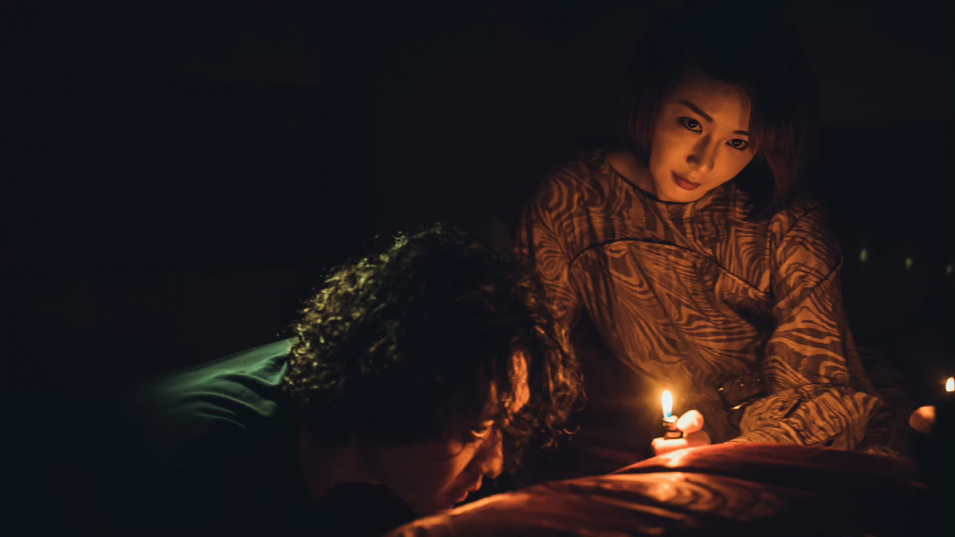 我记得在猎罪图鉴1里面，高叶塑造的角色真的是非常让人惊艳的，抹口红的那一幕简直就