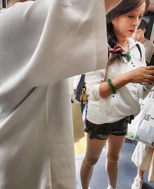 75岁刘晓庆现身北京，穿短裤戴翡翠惹争议，老了就不能露腿吗