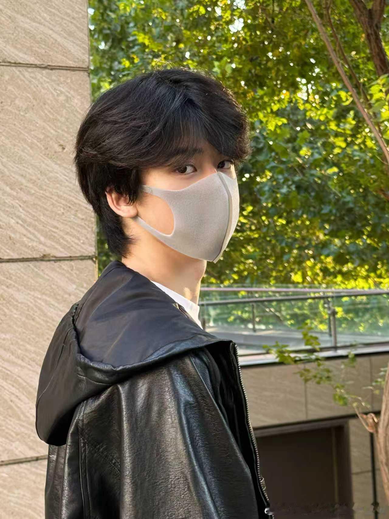 邓佳鑫秋日随拍邓佳鑫和猫咪合照  邓佳鑫秋日随拍来啦！和猫咪合照好可爱呀~ ​​