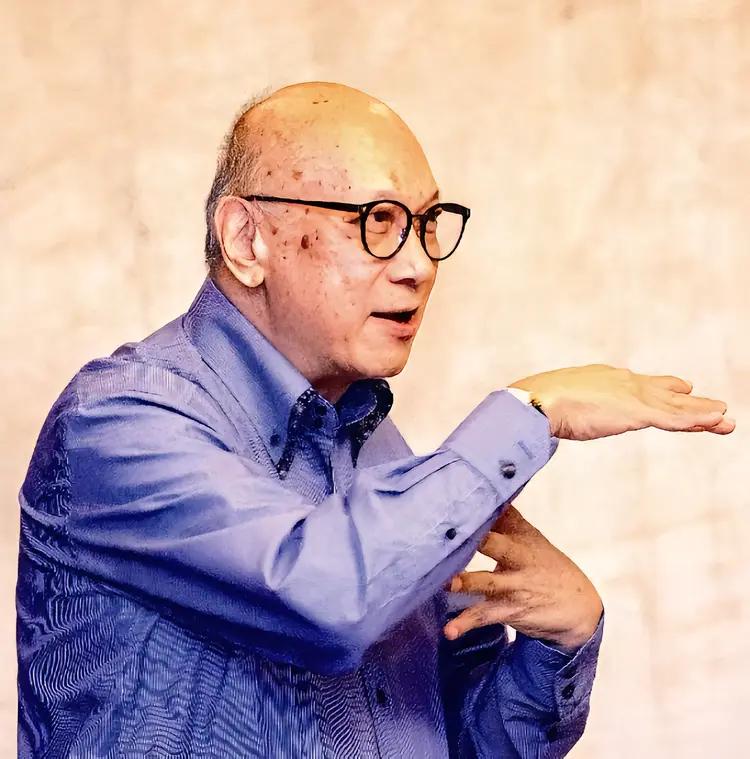 陈立人出生于1949年3月，1950年，祖父陈嘉庚回到中国定居，陈立人和父辈们则