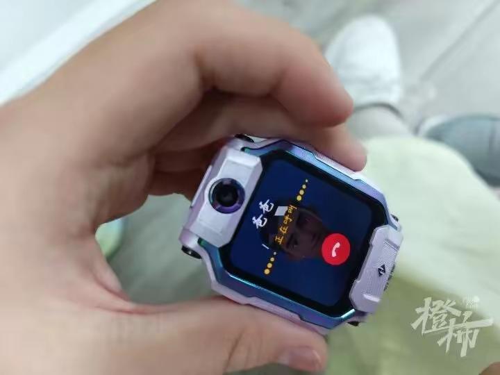 科技助攻寻物，善意温暖全城！杭州大伯拾获电话手表，13通未接来电暖人心
 
一块