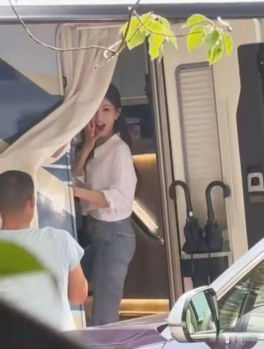 网友抓拍的李一桐，虽略显模糊，但依然掩盖不了她清纯甜美如花似玉的美貌。李一桐