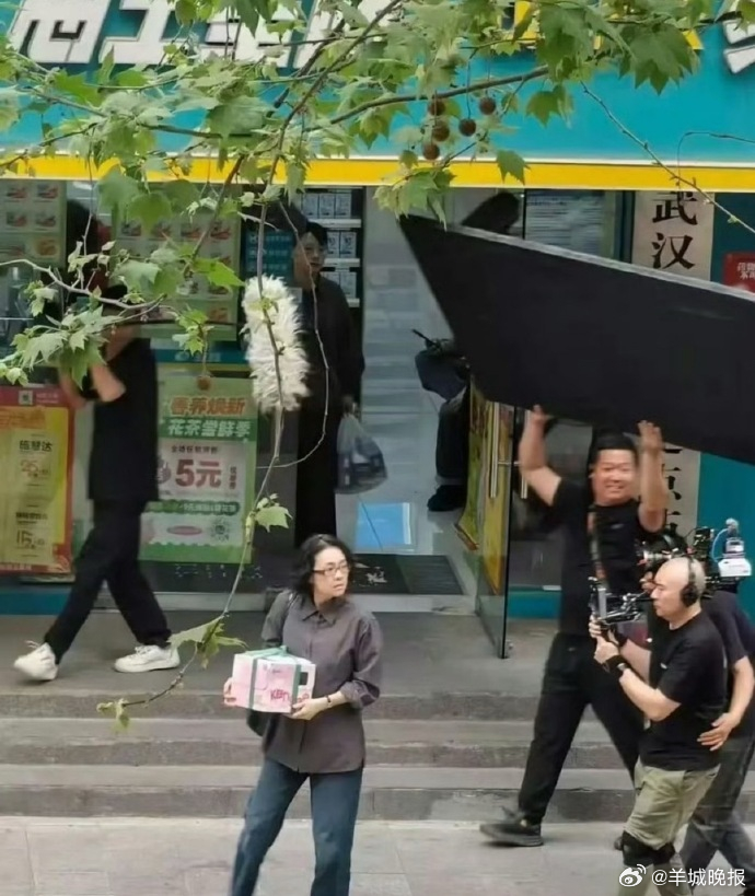 #章子怡增肥原来是拍新片#【#章子怡新片路透照#】近日，章子怡新片造型曝光，往那