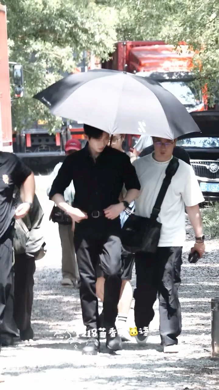 黑衬衣是男人最帅的战服…程队你比今天的天气还火热丞磊黑衬衣daddy感路透丞磊热