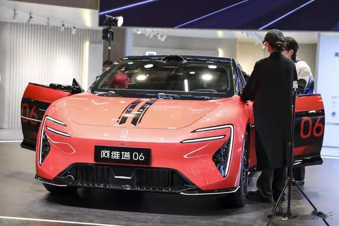 阿维塔最近递交了港股IPO申请，头顶“长安+华为+宁德时代”三大巨头光环，看起来