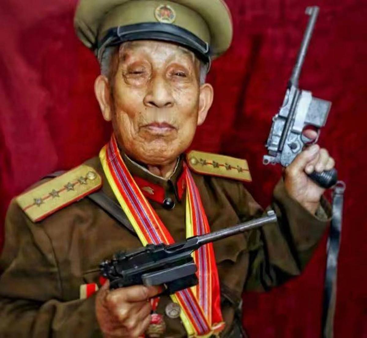 [太阳]1996年，山东老人私藏2支手枪被群众举报，民警上门收缴，不料老人却说：