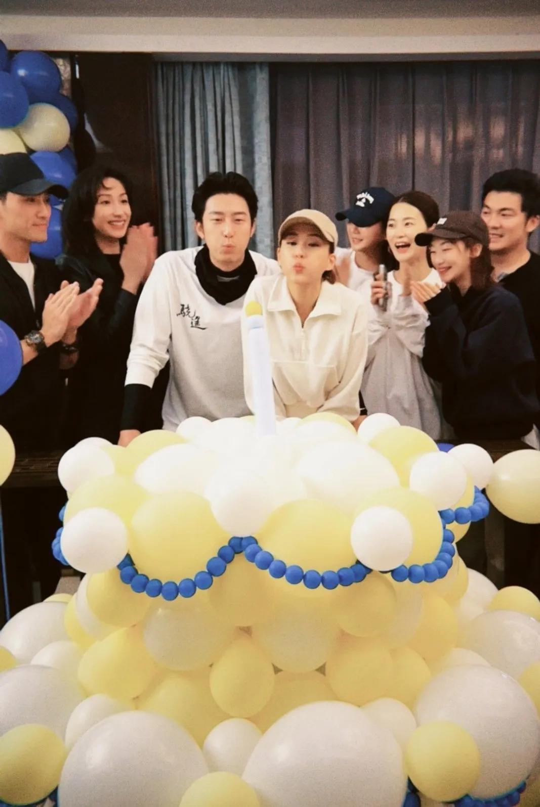 窦骁37岁生日过得也太甜了吧！

何超莲直接套上圆滚滚的绿色青蛙服把自己装扮成玩