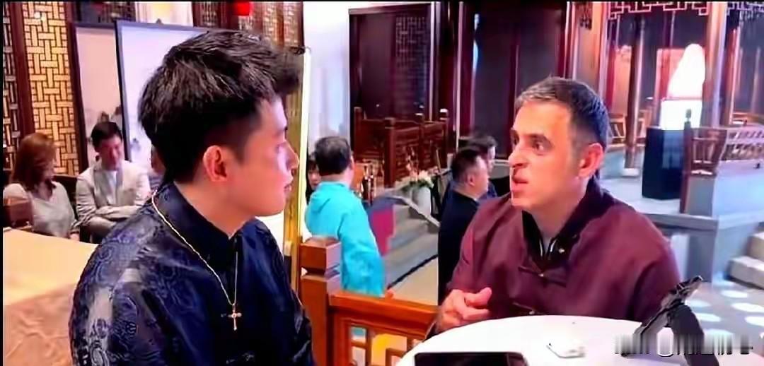 老火：小赵你这次发挥有点失常啊！
小赵：最近谈恋爱的时间有点多
老火：哈哈！我就