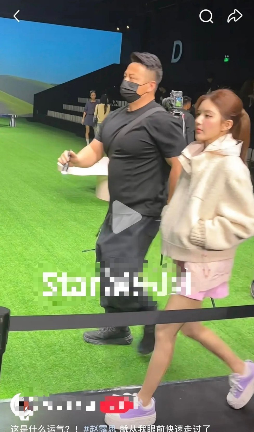 赵露思是不是偏爱厚底鞋？ 