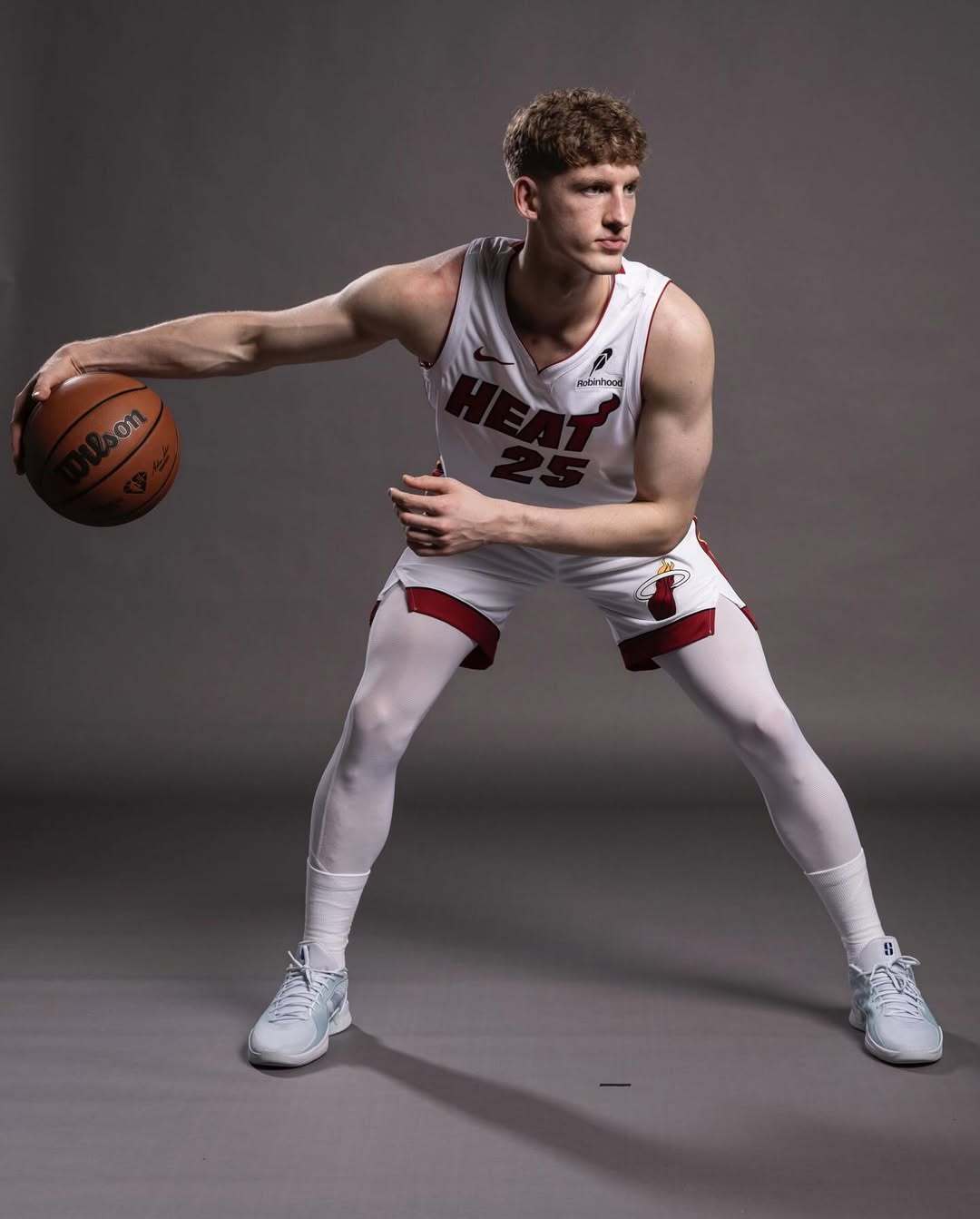 热火记者：热火队已将雅库乔尼斯下放到发展联盟球队，在那里打几场比赛后再回到迈阿密