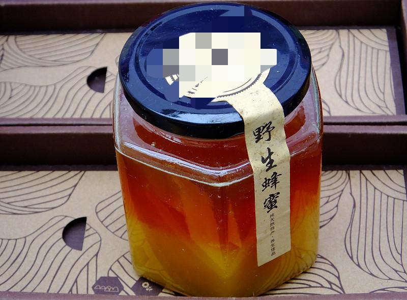 套路

羽毛球群里，有人卖蜂蜜，说是她爷爷在老家自己养的蜜蜂，纯天然，
绝对没有