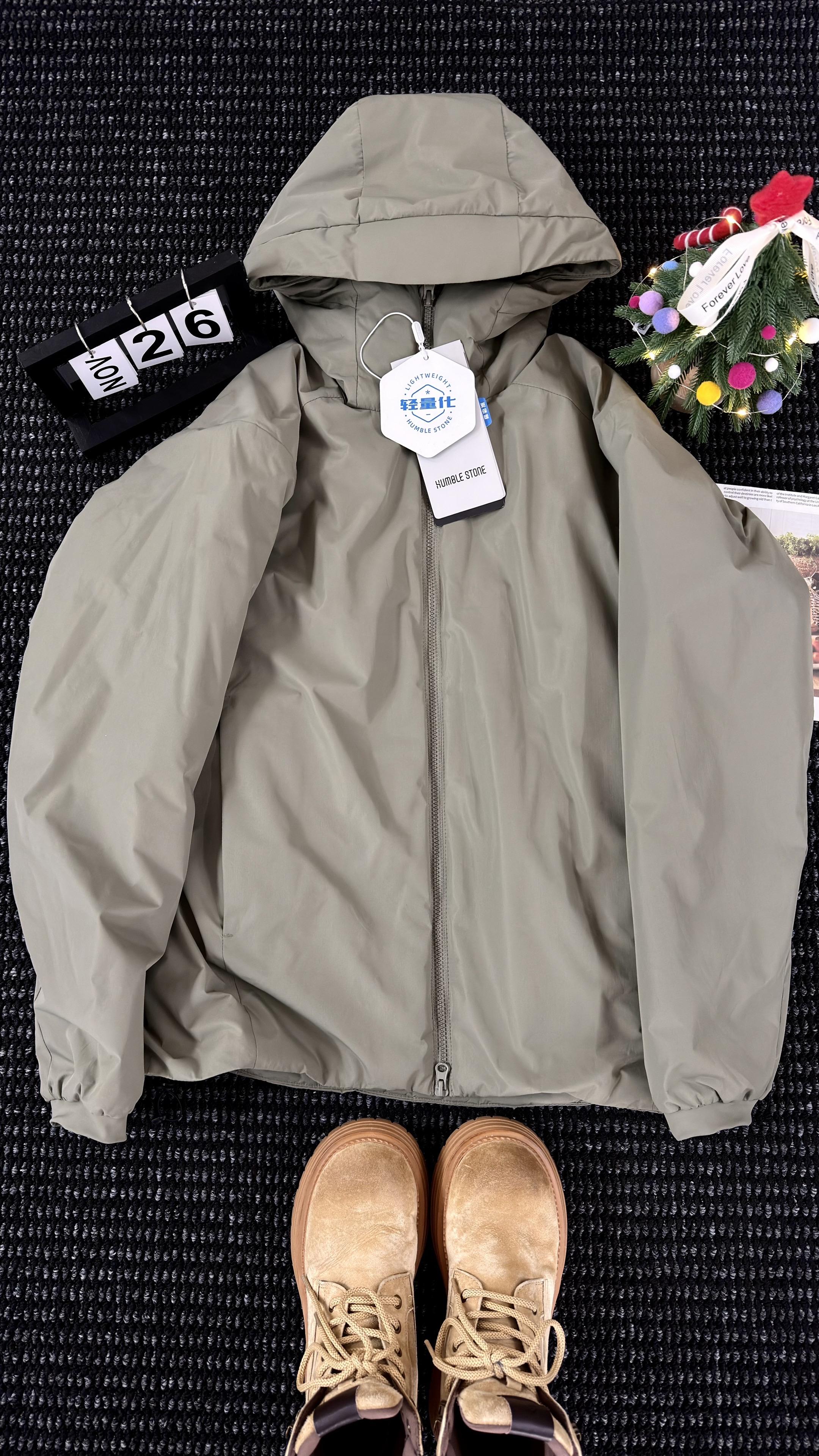 【绿卡其轻量化棉服 | 0℃城市的随身温。当秋风卷走最后一片梧桐叶 这...