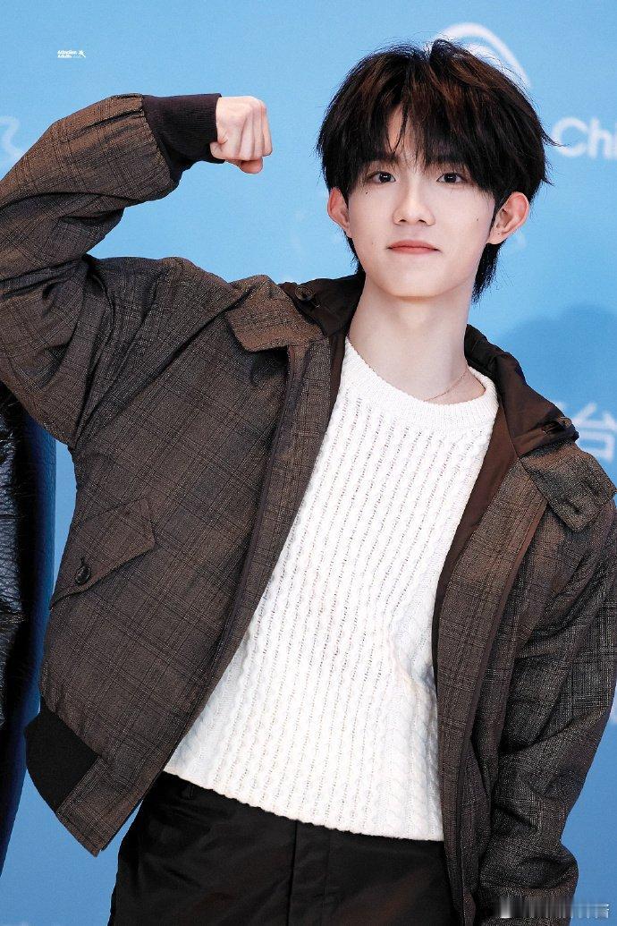 苏新皓红毯像是在发光苏新皓甜得我好心动好小的脸 完全男神来的苏新皓完全就是贵公子