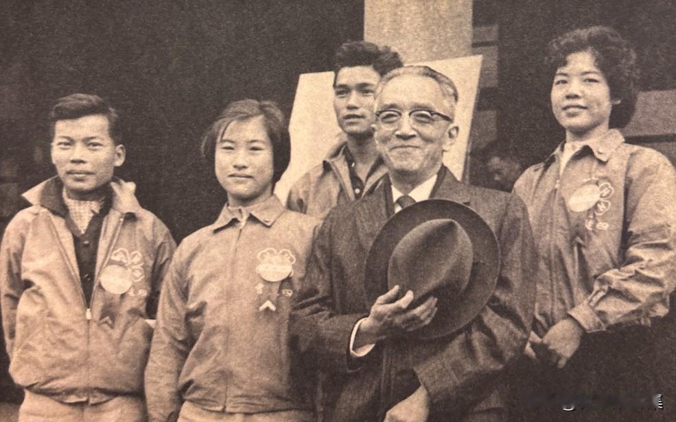 1961年2月3日，胡适应蒋梦麟之邀在四健会年会后与青年会员留影。四健会（4-H