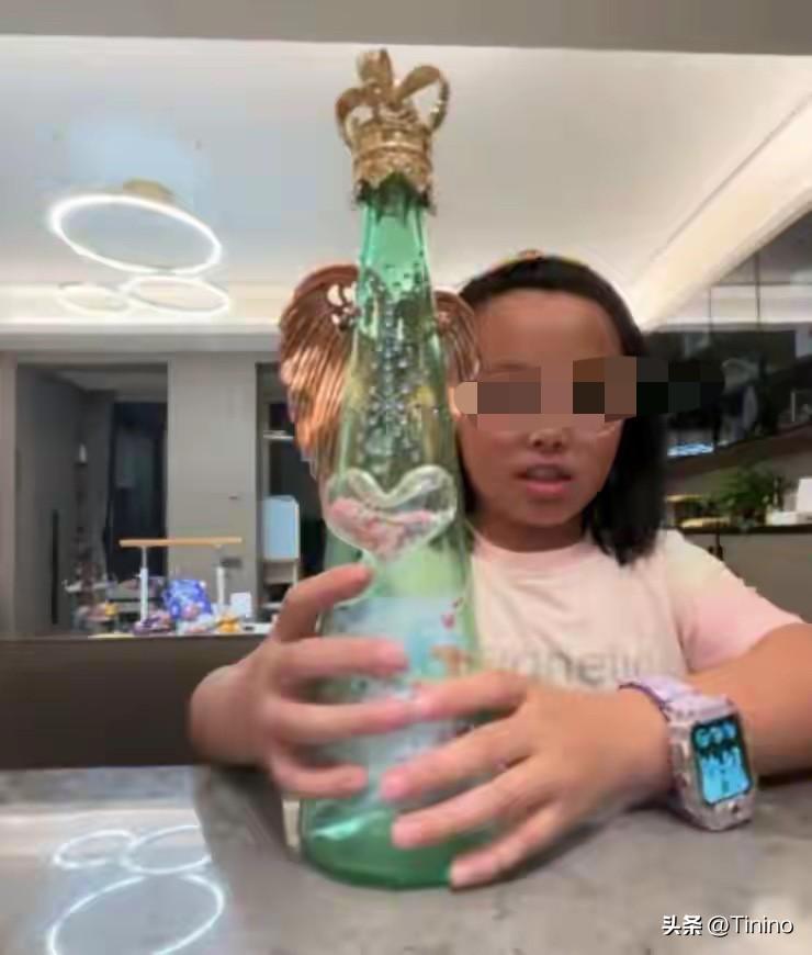 3000元一瓶天价水！家长借孩子炫富翻车，网友一针见血：真富人不这样

近日，一