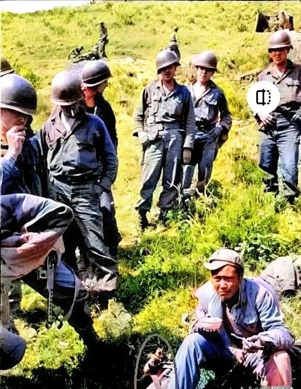 50年代，发生在朝鲜战场的一幕，看着让人揪心。

上世纪50年代初，朝鲜那边打起