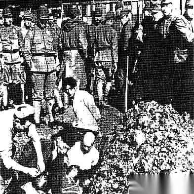 一个日本兵走在南京街头，冷不丁对着前面一个路人的后背，用中文大吼一声：“立正！”