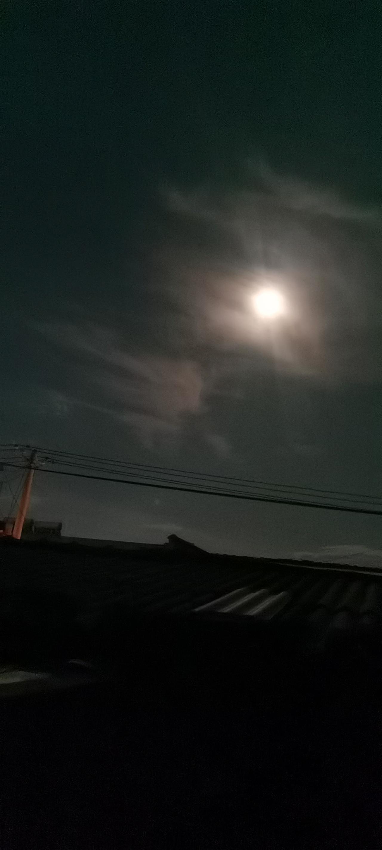 分享一张月亮照片月亮慢慢变圆，事事慢慢如愿