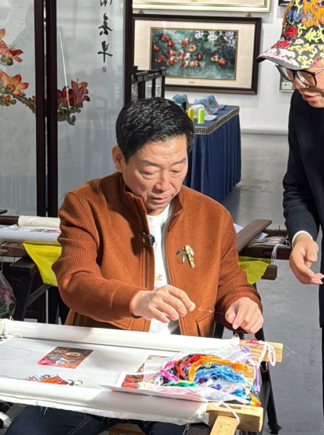 看得出来，魏总真的特别喜欢中国传统文化。来了广州，不是玩醒狮，就是学广绣。就像是