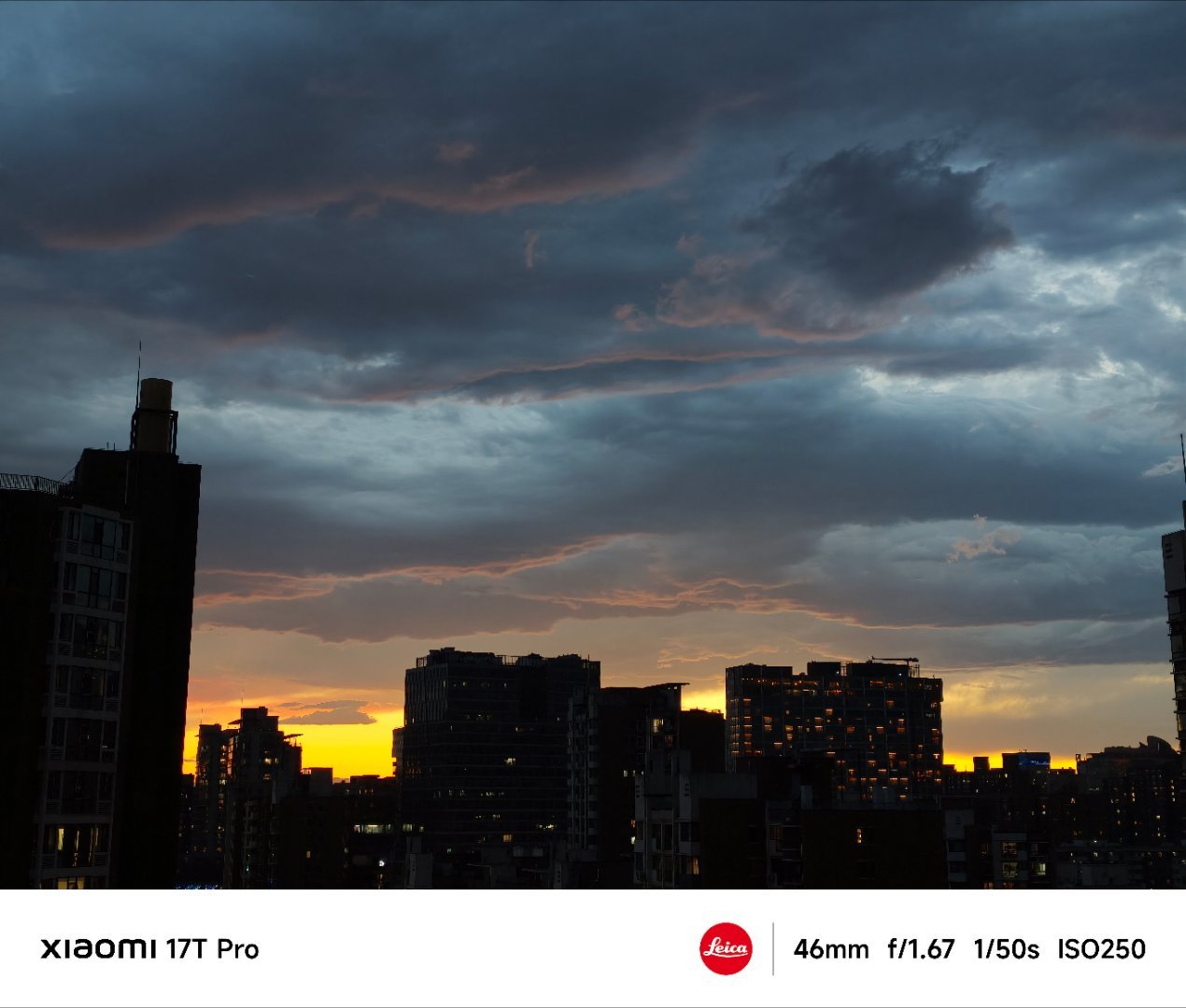 今晚北京夕阳又是大片火烧云，而且还是一边蓝一边黄