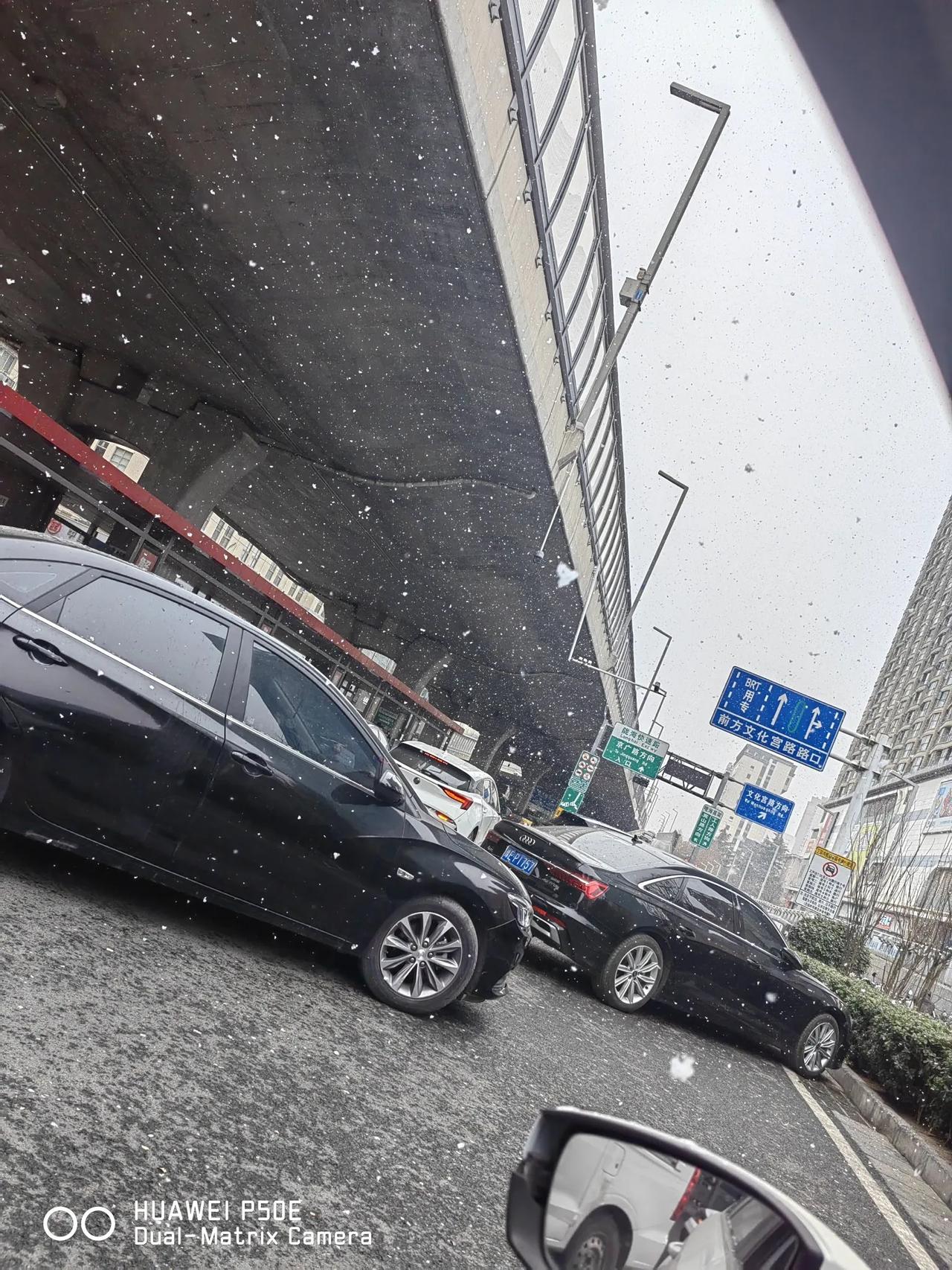 这预报天气真可笑。以后都得瞎预报。想下雨就得预报不下雨，想让下雪就得预报不下雪。