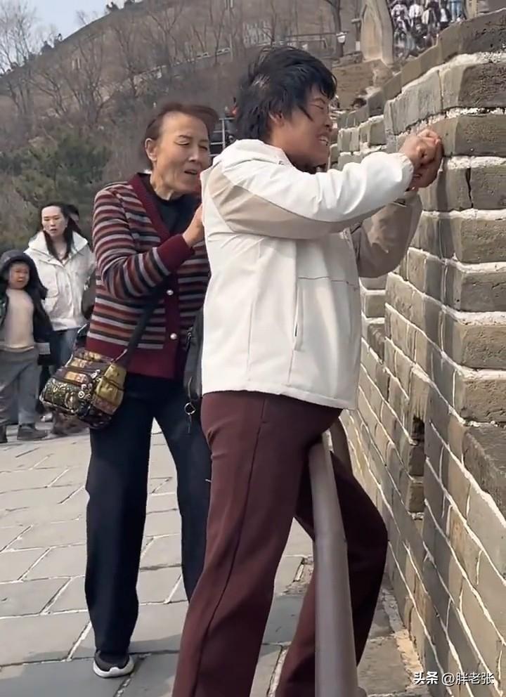 这两个面目狰狞的大娘“边拍边刻”，把人性中的“恶”体现的漓林尽致！

事发北京八