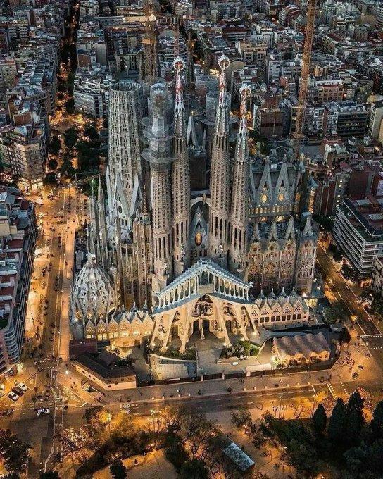 高迪的惊天布局：圣家堂18座塔，每一座都藏着神学密码
在巴塞罗那的天际线上，有一
