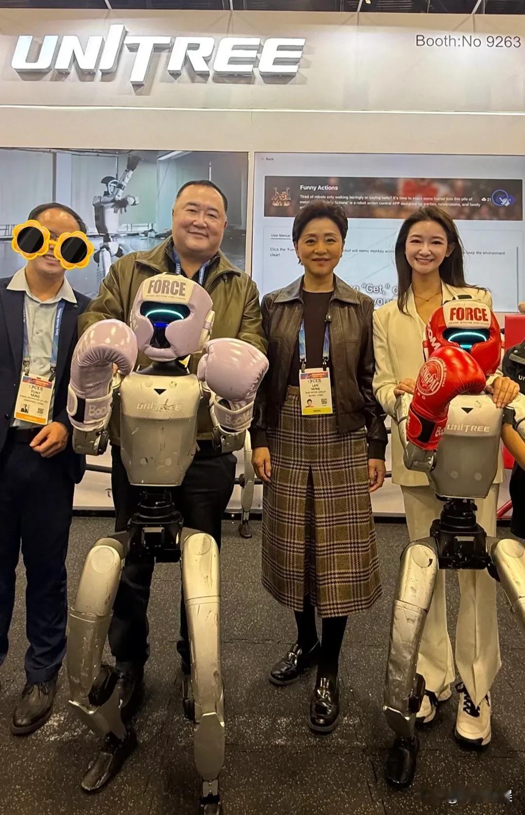 主持人杨澜和富豪老公吴征罕见同框。
在美国近日举行的国际消费类电子产品展览会上，