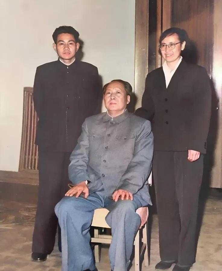 1962年，毛主席与身边工作15年的卫士长李银桥及其妻子韩桂馨的合影，李银桥即将