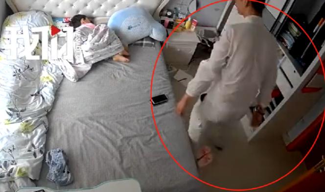 江苏，一女子把小孩哄睡后，就独自外出了，但忘了锁门，一男子就趁机闯入了女子家里，