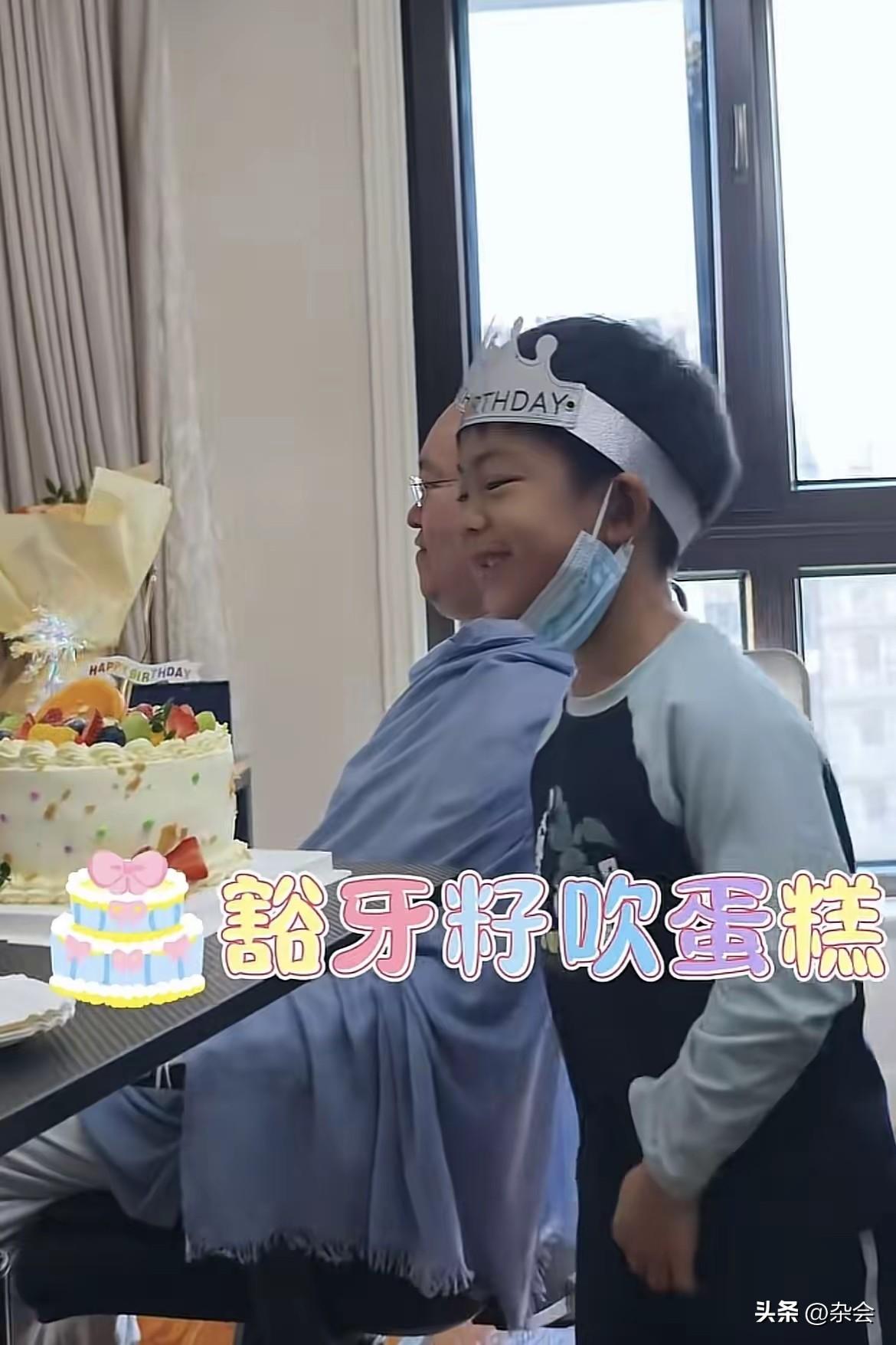 今天是蔡磊48岁生日。6岁半的小菜籽一笔一划写下“爸爸生日快乐”，这大概是世间最