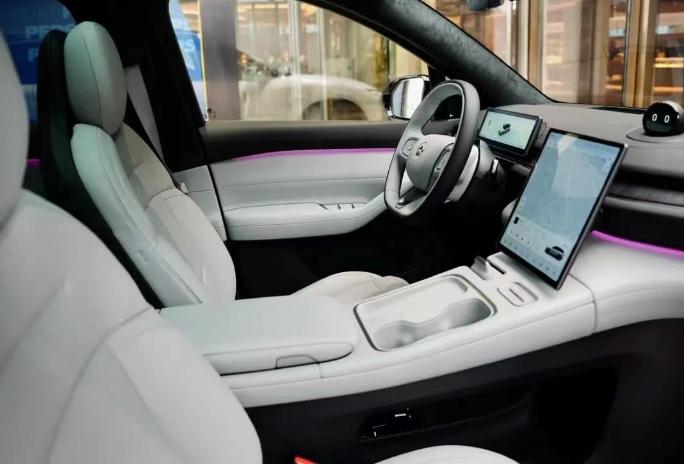 以家庭为单位买车，妈妈的意见很重要。女性天然对家庭成员的照顾能力就强，想问题也更