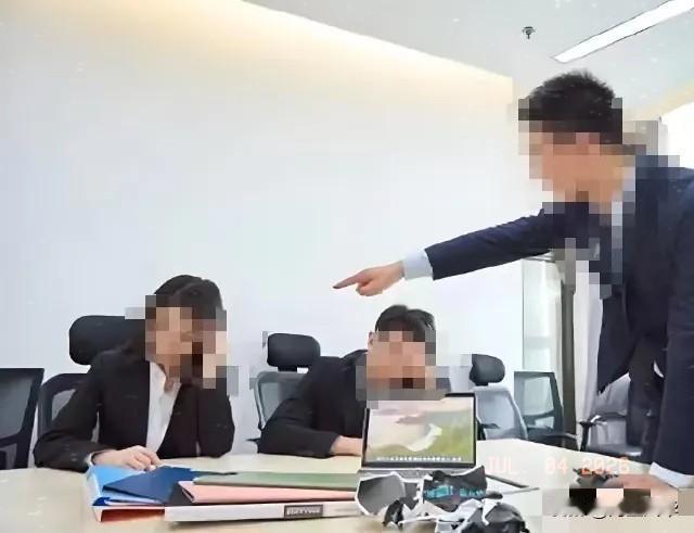 这个男的在单位当众侮辱女同事，先是骂人家，你太 骚了！随后又跑进走廊重复辱骂，接
