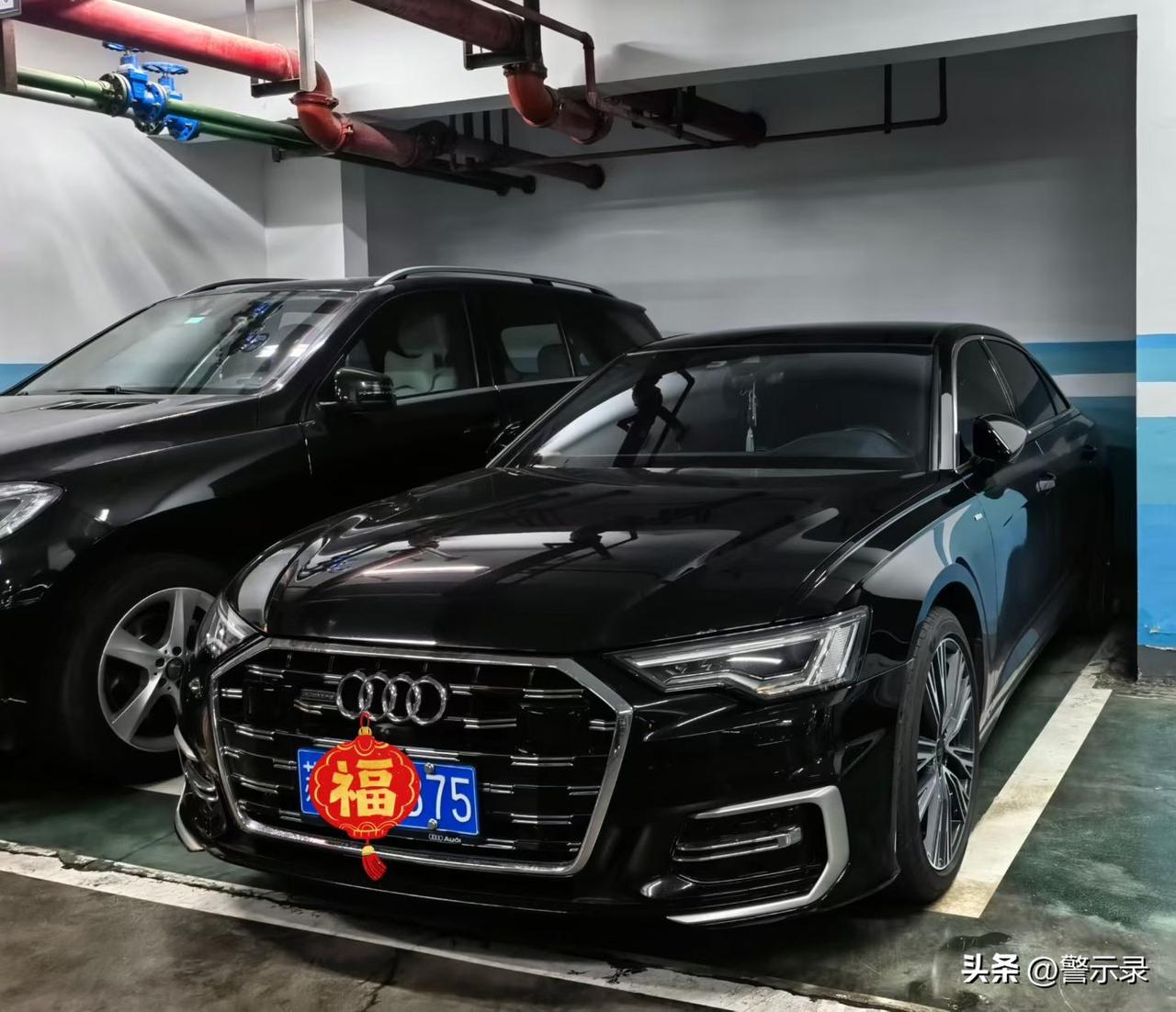 这么窄的车位，两辆车停的都非常好，风度和善意尽显。谁更胜一筹呢？