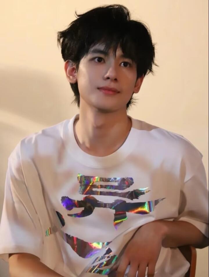 胡先煦上早八也是开朗小狗胡先煦上早八都能乐成开朗小狗，这状态简直青春男大天花板！